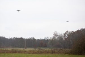 Drohnen während des Demonstrationsflugs im Rahmen der Forschungsstudie ErzUntGlas“ (Erzeugung eines Gläsernen Gefechtsfeld zur Unterstützung dynamischer Operationen), am Bundeswehr-Standort Manching. Quelle: Atos